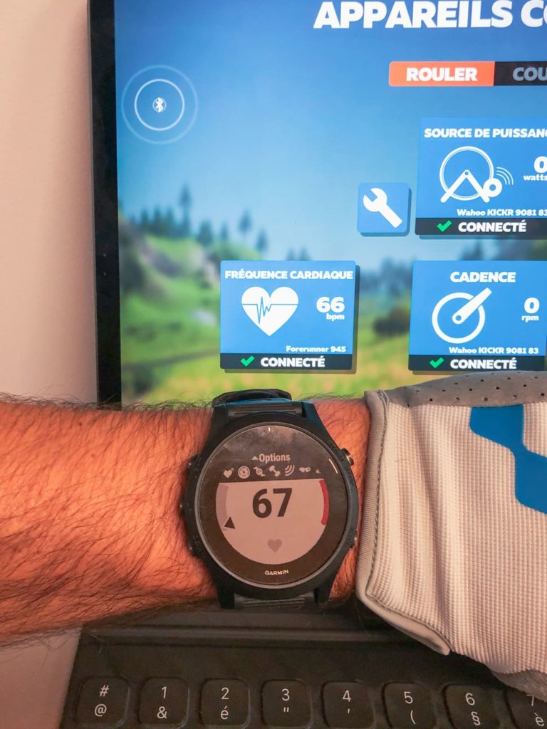 La montre Garmin 945 mesure la fréquence cardiaque au poignet et en même temps la diffuse à Zwift